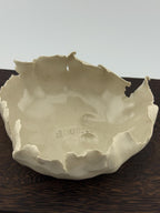 Coupelle décorative en grès porcelainique façonnée selon la technique du pincé, vue 7 sur 8, pièce unique wabi-sabi Terresme.