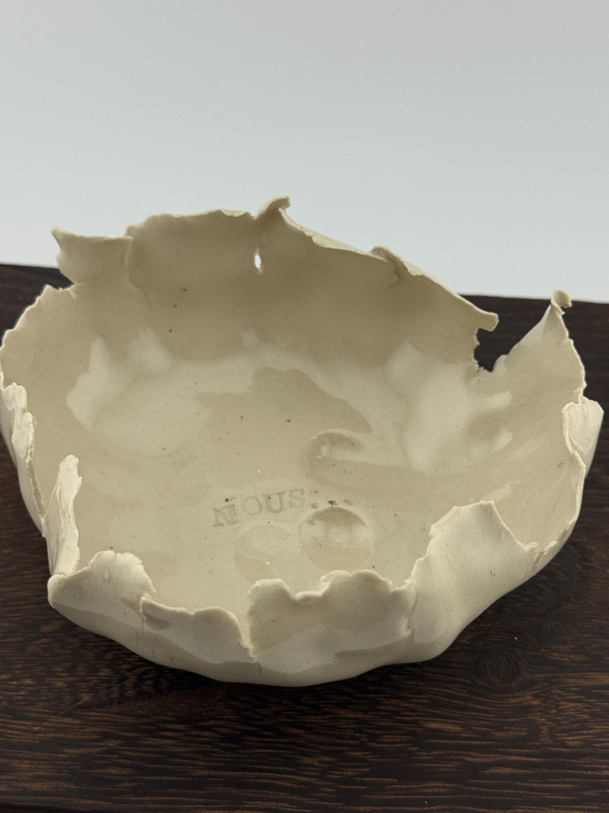 Coupelle décorative en grès porcelainique façonnée selon la technique du pincé, vue 7 sur 8, pièce unique wabi-sabi Terresme.