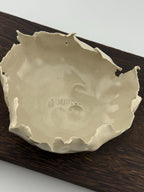 Coupelle décorative en grès porcelainique façonnée selon la technique du pincé, vue 8 sur 8, pièce unique wabi-sabi Terresme.