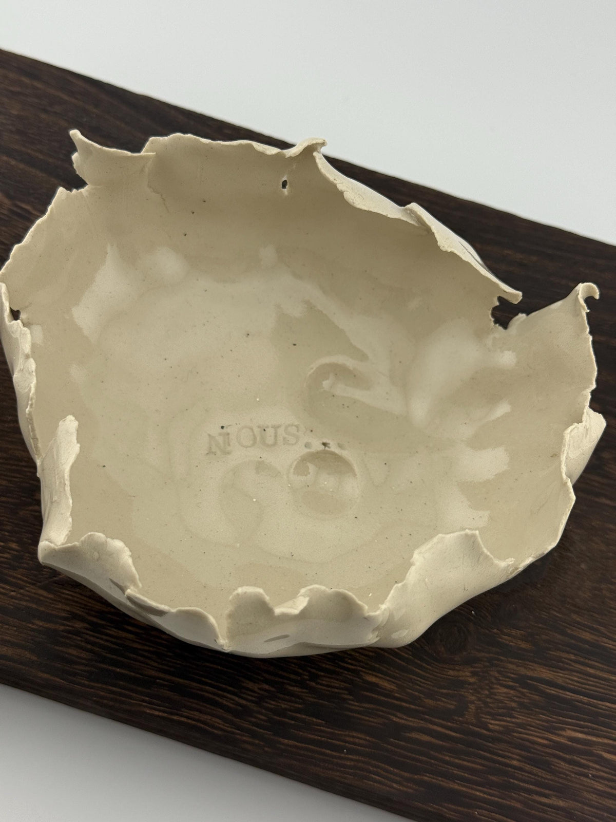 Coupelle décorative en grès porcelainique façonnée selon la technique du pincé, vue 8 sur 8, pièce unique wabi-sabi Terresme.