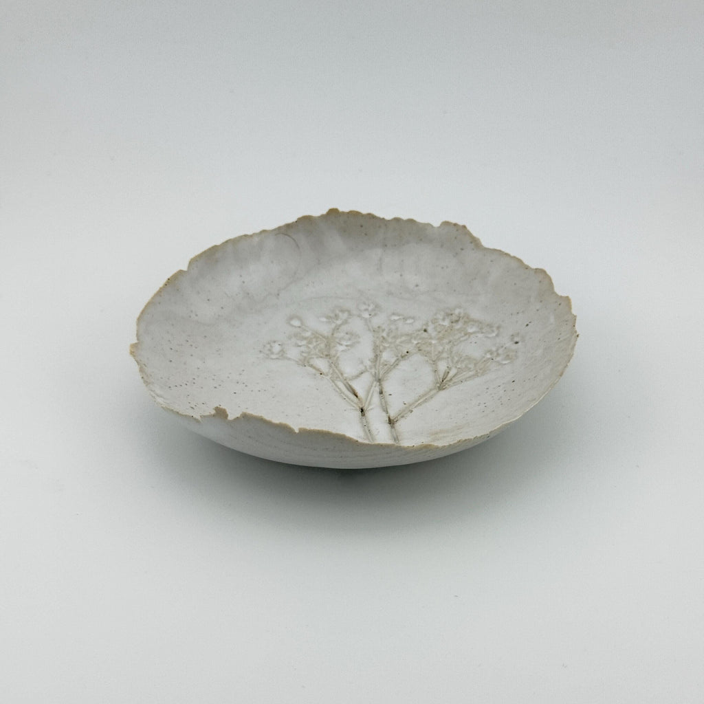 Coupelle blanche en grès et sable de Sardaigne avec impression de gypsophile, faite main par Terres.me