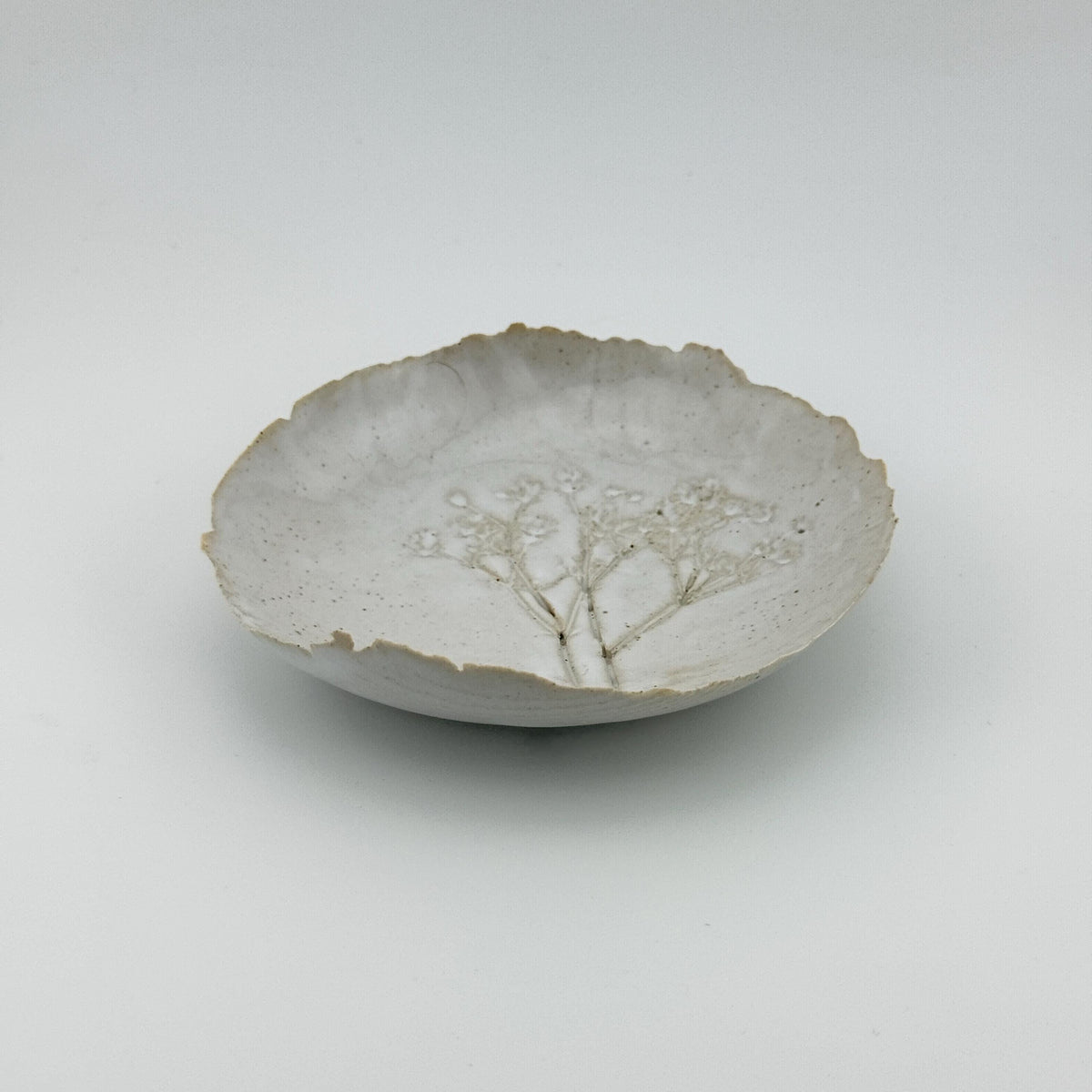 Coupelle blanche en grès et sable de Sardaigne avec impression de gypsophile, faite main par Terres.me