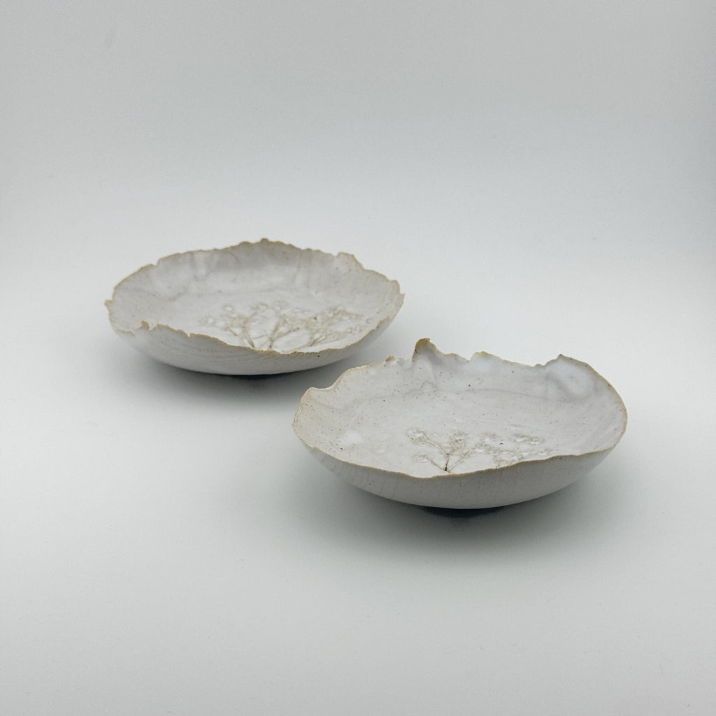 Coupelle blanche en grès et sable de Sardaigne avec impression de gypsophile, faite main par Terres.me