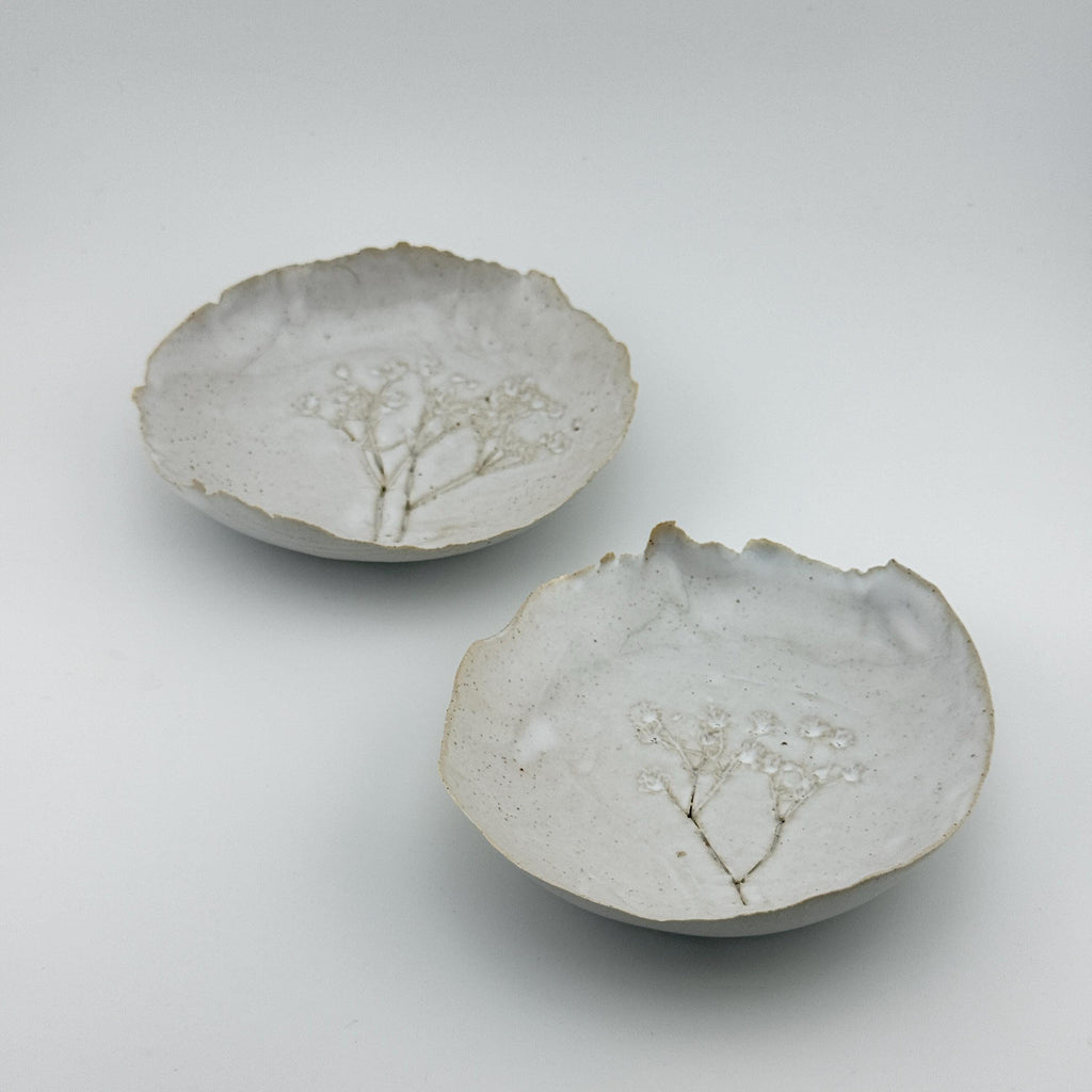 Coupelle blanche en grès et sable de Sardaigne avec impression de gypsophile, faite main par Terres.me