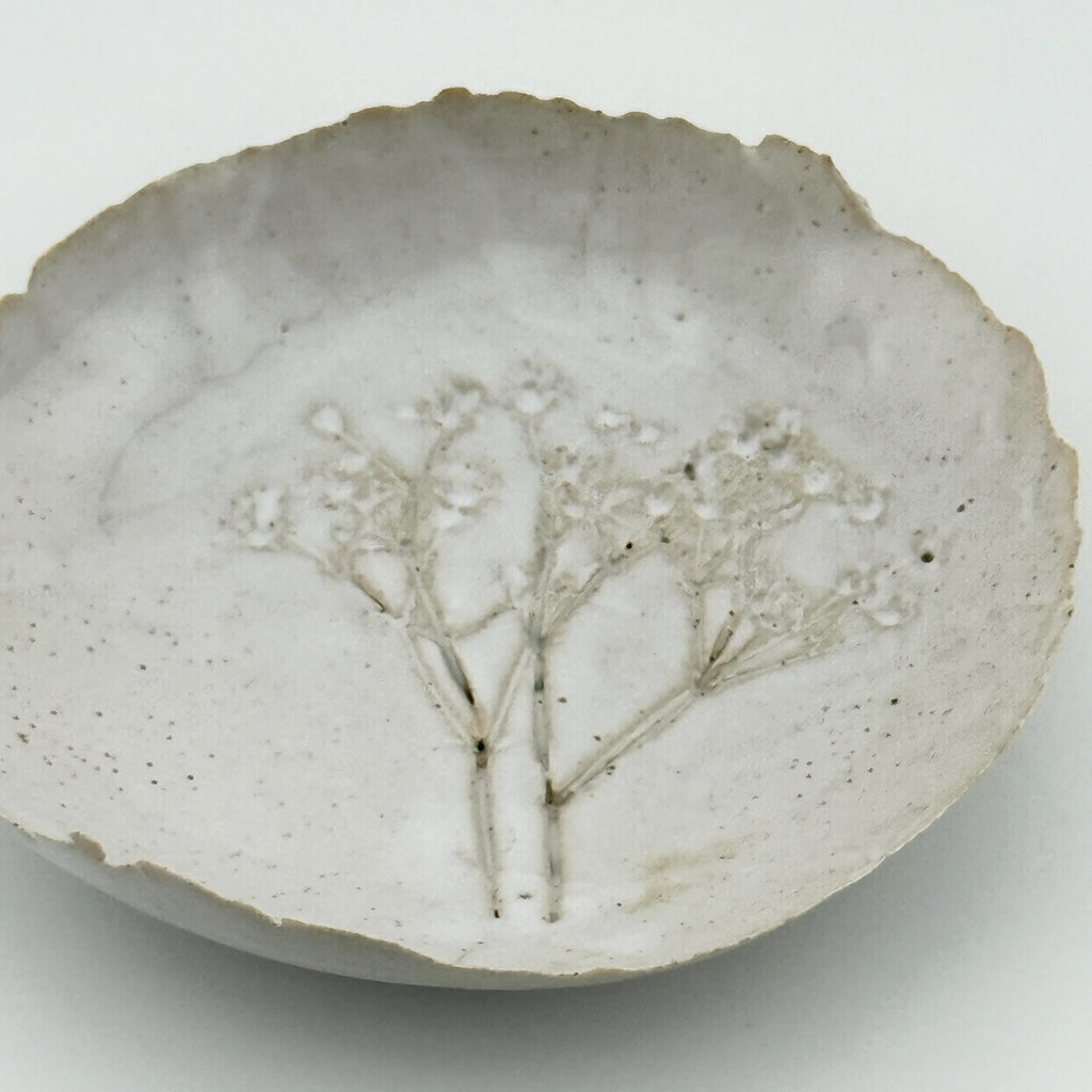Coupelle blanche en grès et sable de Sardaigne avec impression de gypsophile, faite main par Terres.me
