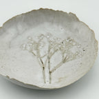 Coupelle blanche en grès et sable de Sardaigne avec impression de gypsophile, faite main par Terres.me
