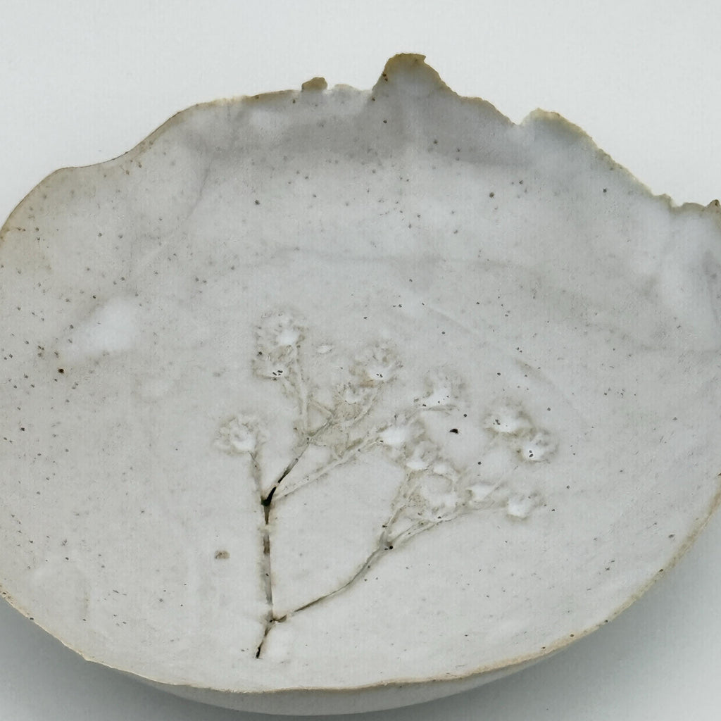 Coupelle blanche en grès et sable de Sardaigne avec impression de gypsophile, faite main par Terres.me