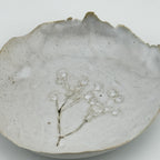 Coupelle blanche en grès et sable de Sardaigne avec impression de gypsophile, faite main par Terres.me