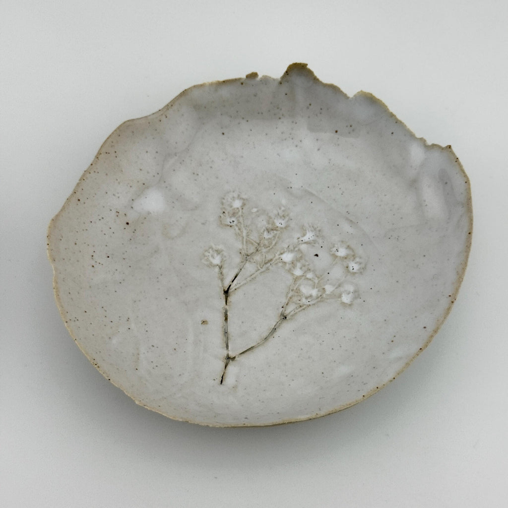 Coupelle blanche en grès et sable de Sardaigne avec impression de gypsophile, faite main par Terres.me