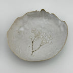 Coupelle blanche en grès et sable de Sardaigne avec impression de gypsophile, faite main par Terres.me