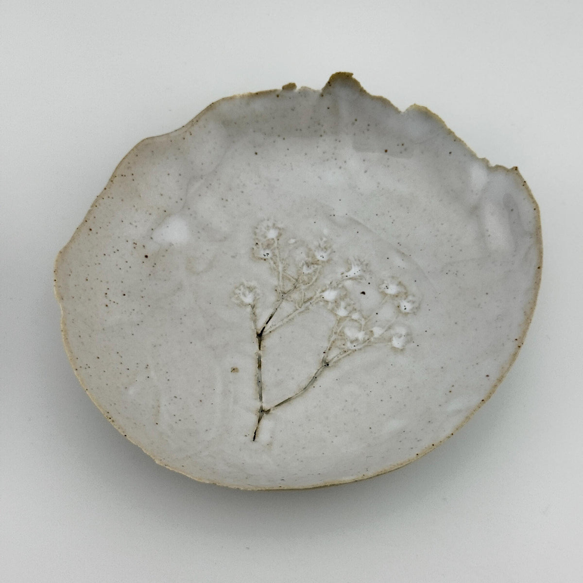 Coupelle blanche en grès et sable de Sardaigne avec impression de gypsophile, faite main par Terres.me