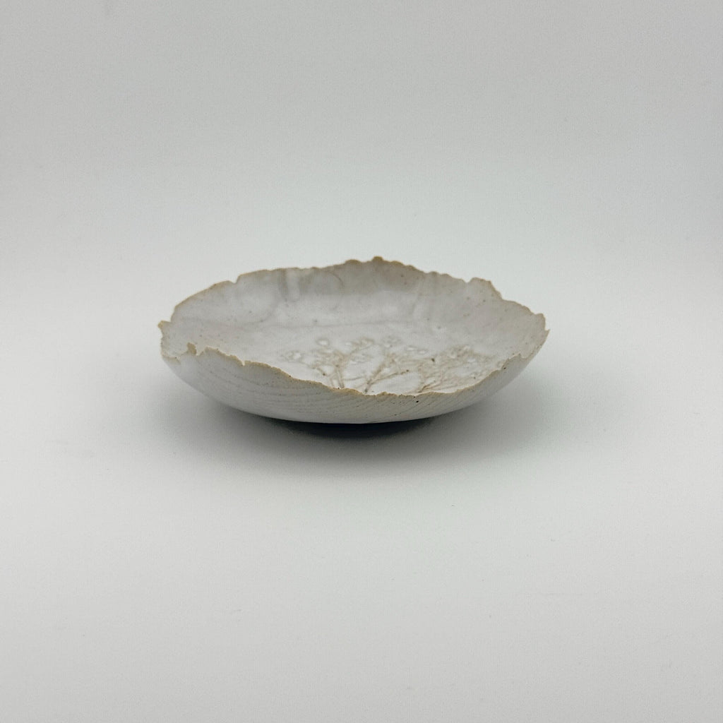 Coupelle blanche en grès et sable de Sardaigne avec impression de gypsophile, faite main par Terres.me