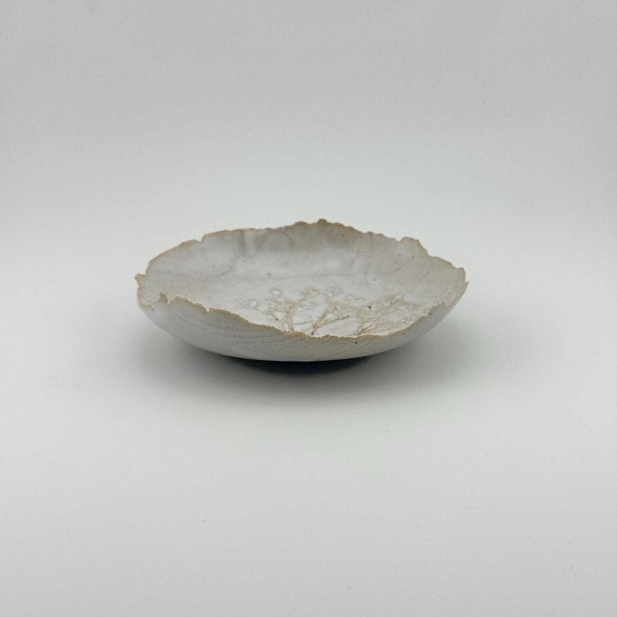 Coupelle blanche en grès et sable de Sardaigne avec impression de gypsophile, faite main par Terres.me