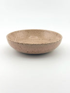 Coupelle artisanale en grès Morganite au style japandi, faite main par Terresme — vue 1 sur 10.