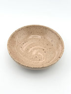 Coupelle artisanale en grès Morganite au style japandi, faite main par Terresme — vue 2 sur 10.