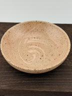 Coupelle artisanale en grès Morganite au style japandi, faite main par Terresme — vue 5 sur 10.