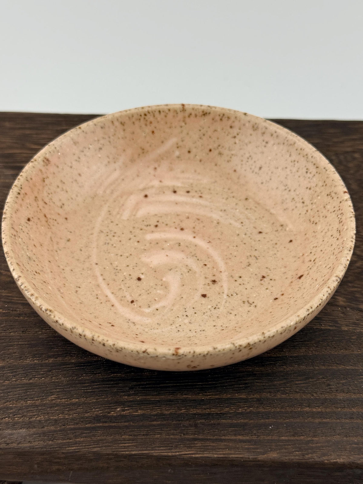 Coupelle artisanale en grès Morganite au style japandi, faite main par Terresme — vue 5 sur 10.