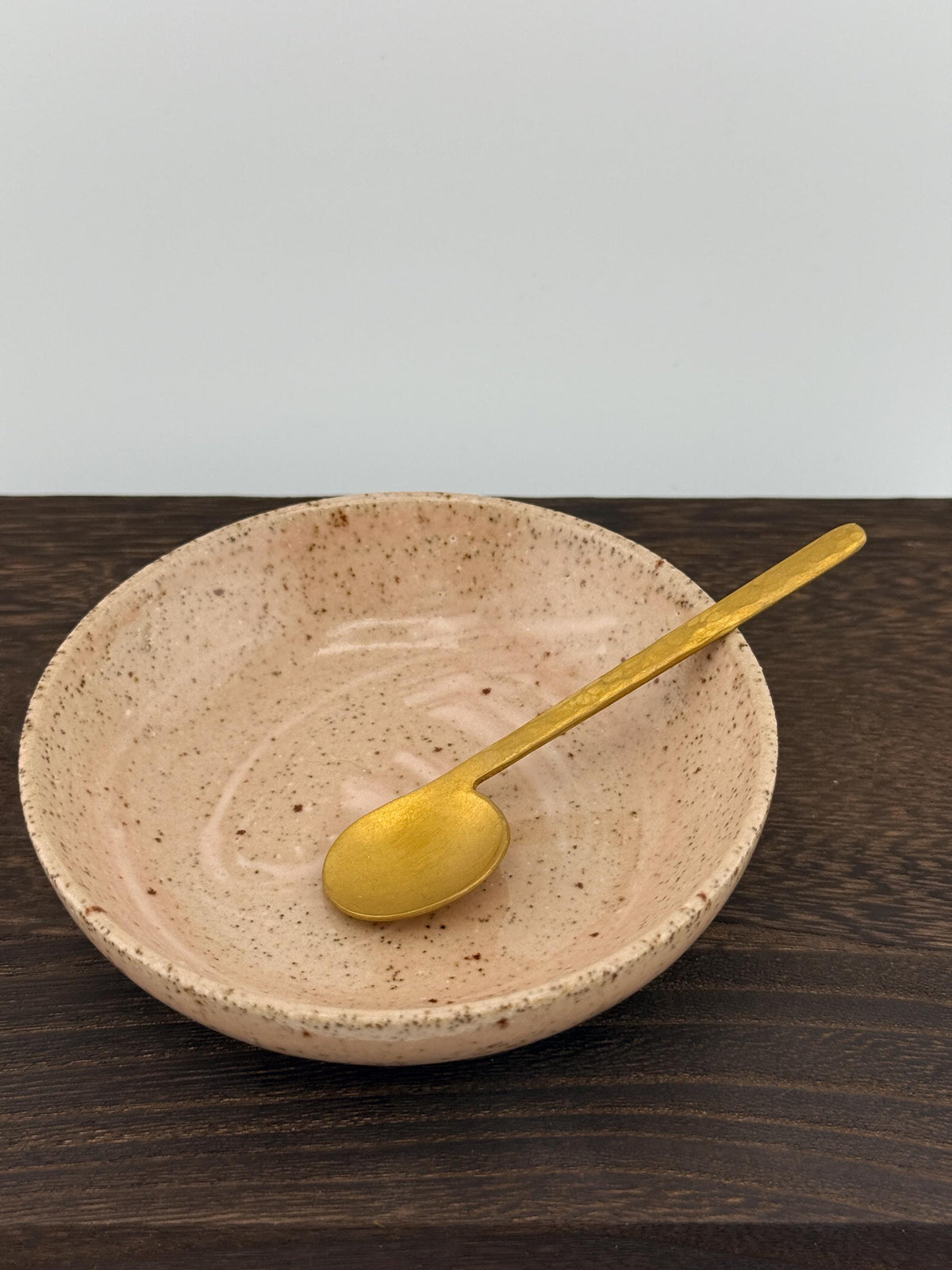 Coupelle artisanale en grès Morganite au style japandi, faite main par Terresme — vue 6 sur 10.