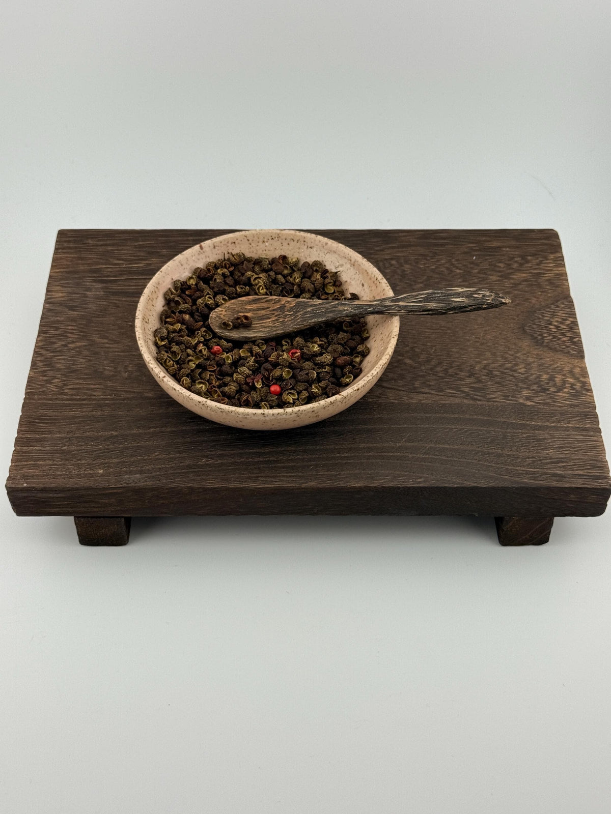 Coupelle artisanale en grès Morganite au style japandi, faite main par Terresme — vue 10 sur 10.