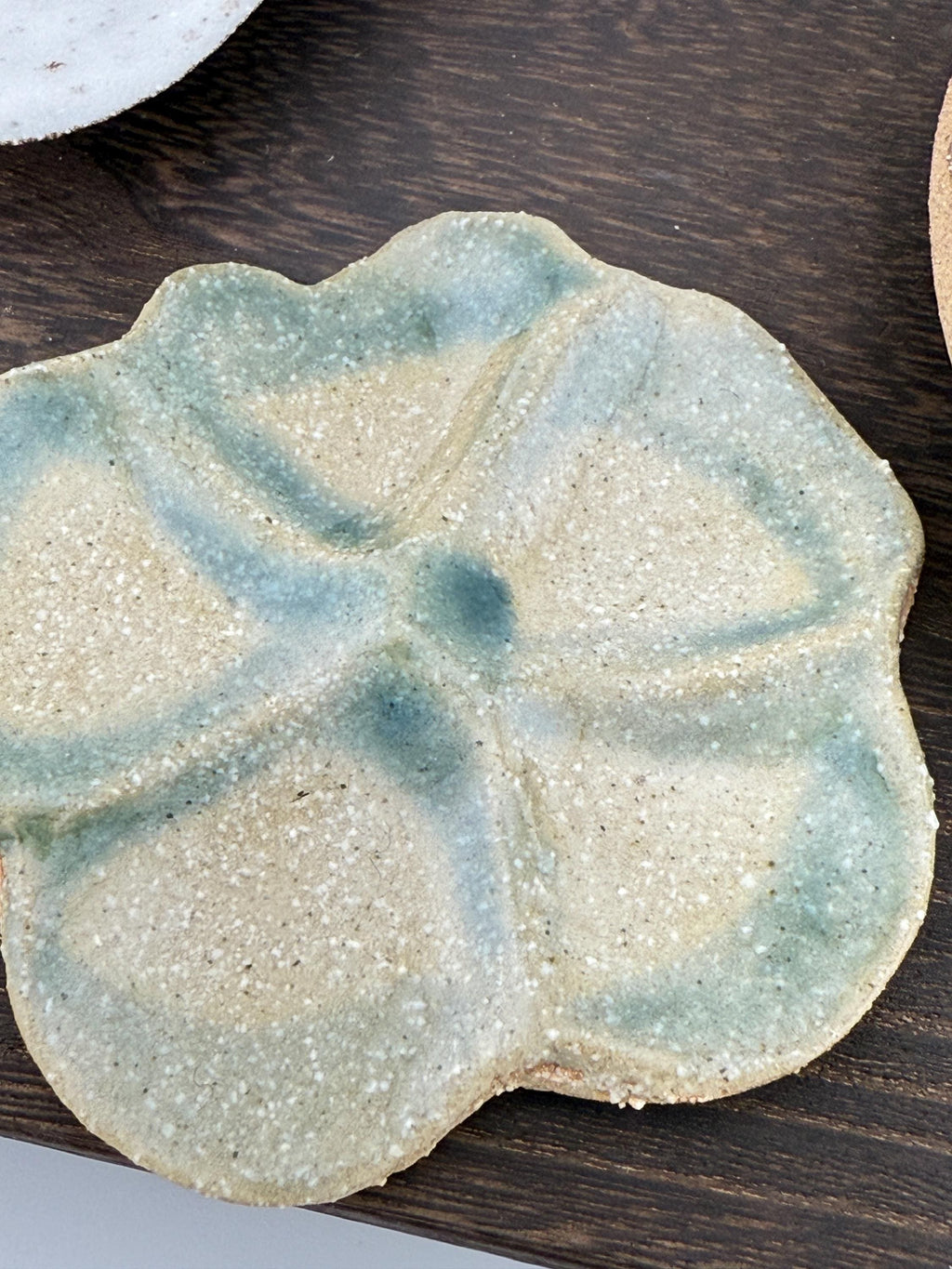 Coupelles Cœur & Fleurs en céramique, pièces uniques faites main par Terresme — vue 9 sur 10.