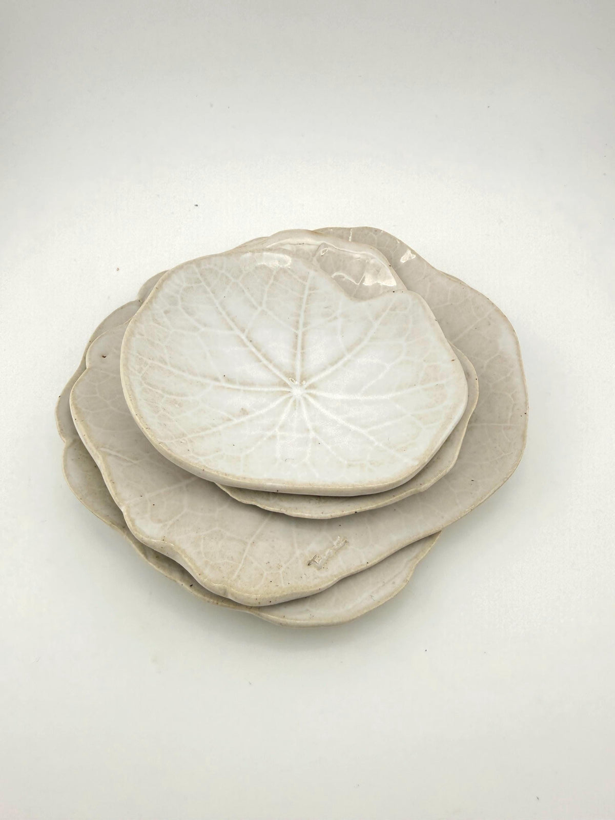 Set de quatre coupelles feuille de capucine en grès blanc, fait main par Terresme superposées. 
