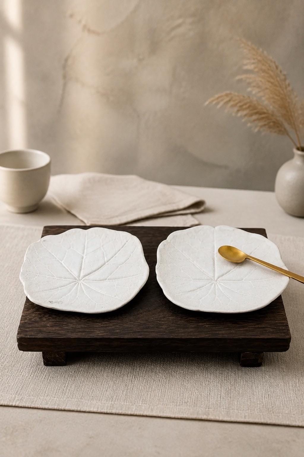 Set de quatre coupelles feuille de capucine en grès blanc, fait main par Terresme mise en scène sur tablette en bois avec cuillère et tasse.