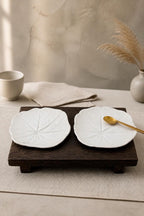 Set de quatre coupelles feuille de capucine en grès blanc, fait main par Terresme mise en scène sur tablette en bois avec cuillère et tasse.