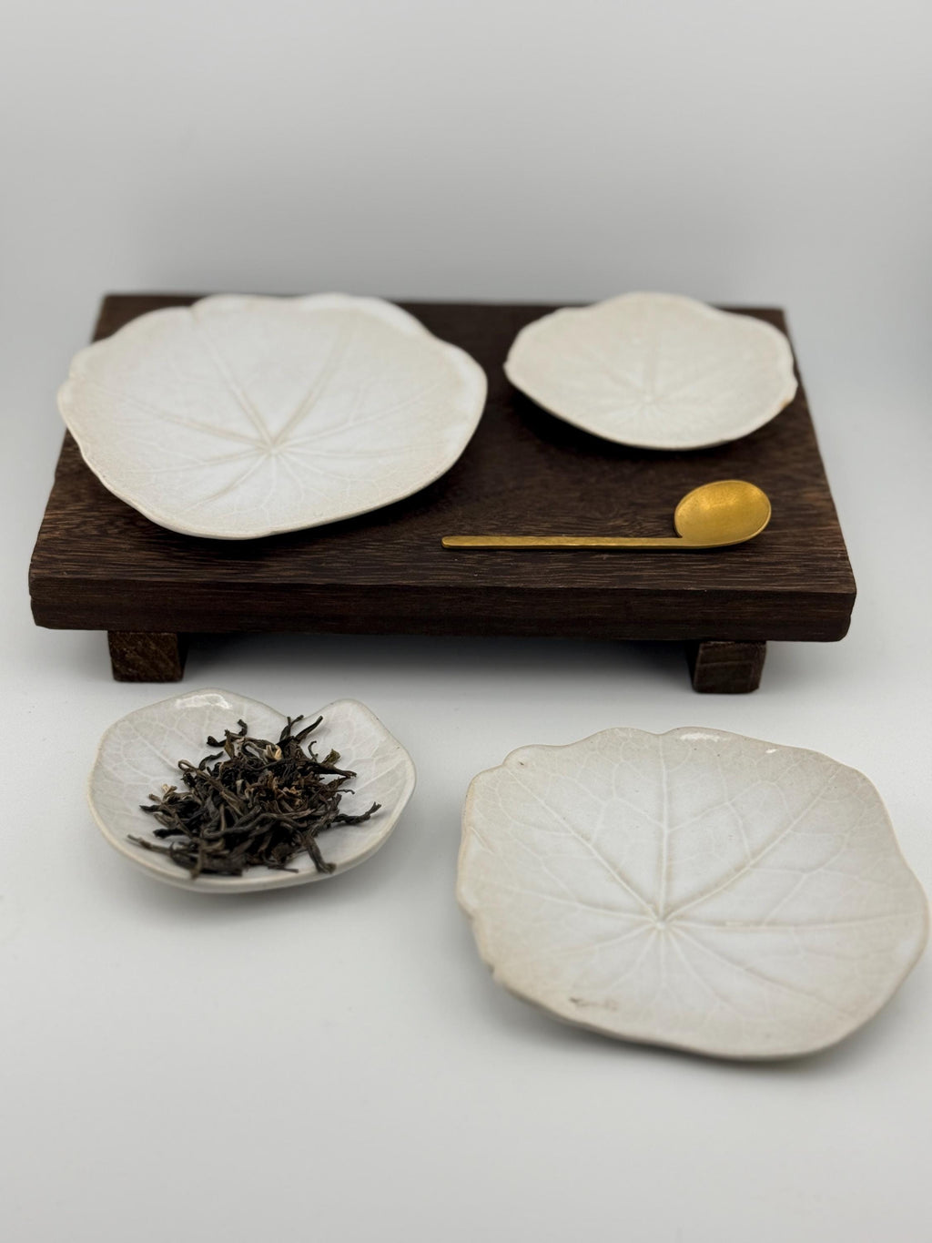 Set de quatre coupelles feuille de capucine en grès blanc, fait main par Terresme — vue 8 sur 10.