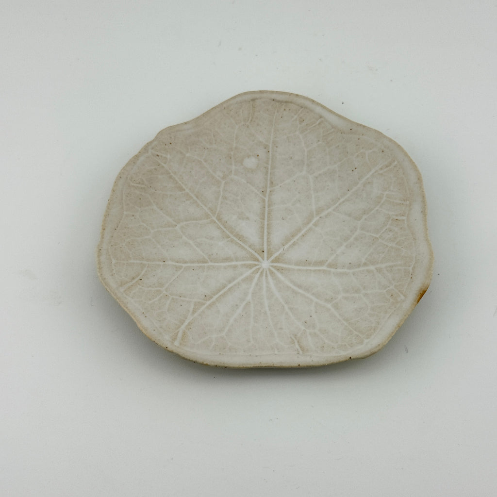 Petit modèle de face d'une coupelle feuille de capucine en grès blanc, fait main par Terresme. 