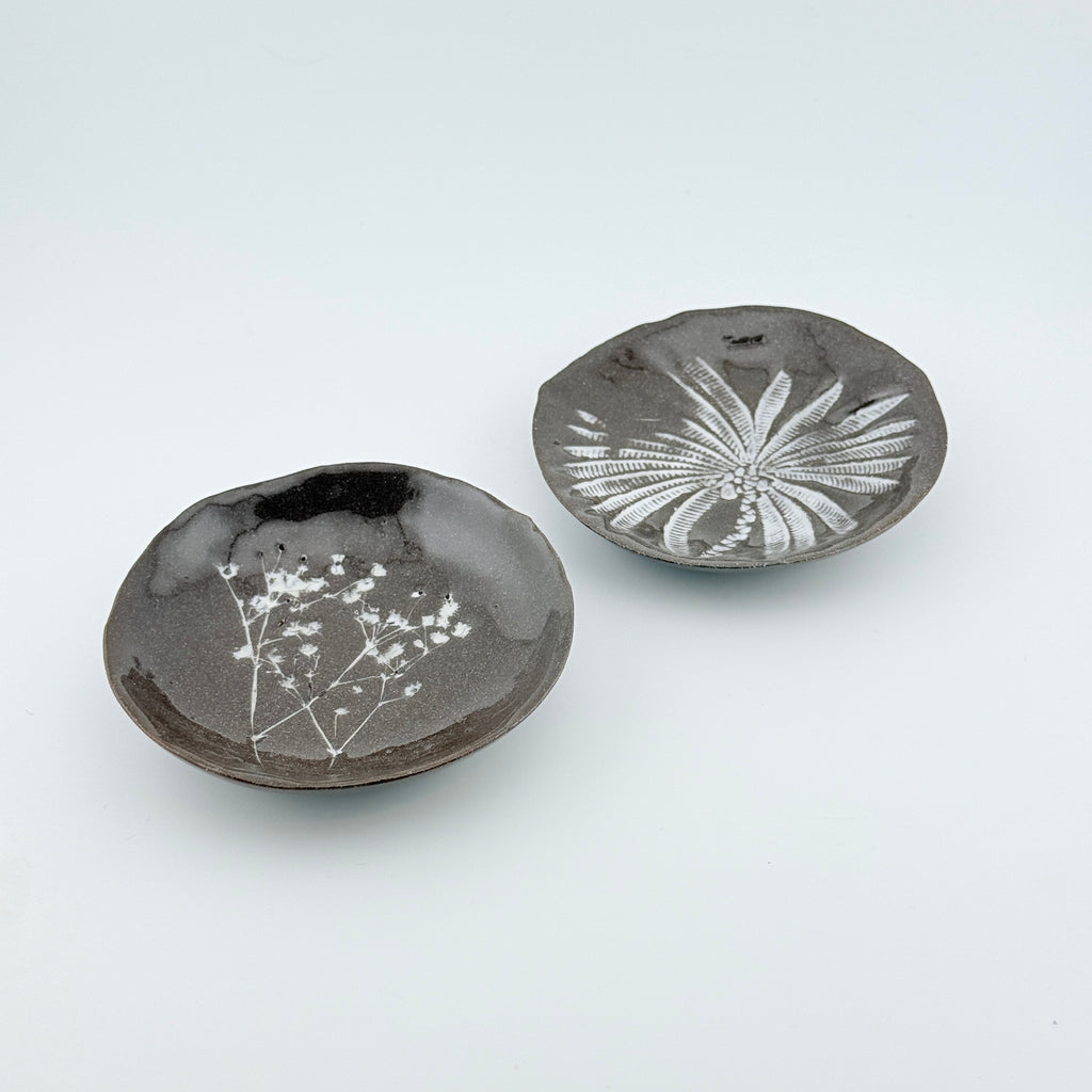 Coupelles en grès rouge sauvage de l’Estérel – Décors végétaux en porcelaine