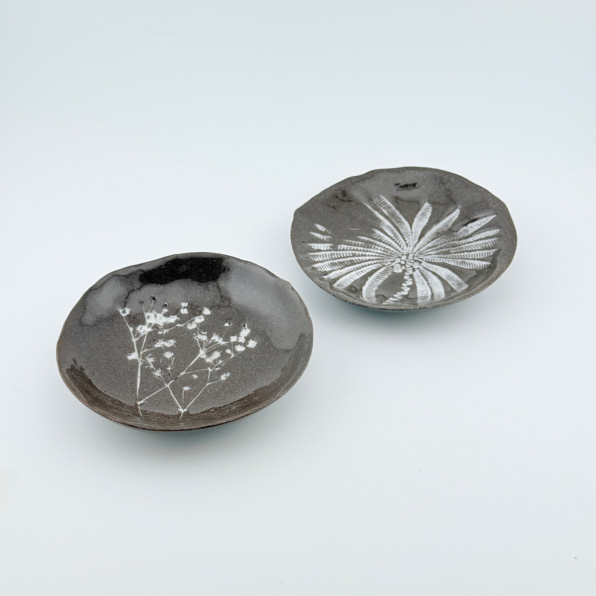 Coupelles en grès rouge sauvage de l’Estérel – Décors végétaux en porcelaine