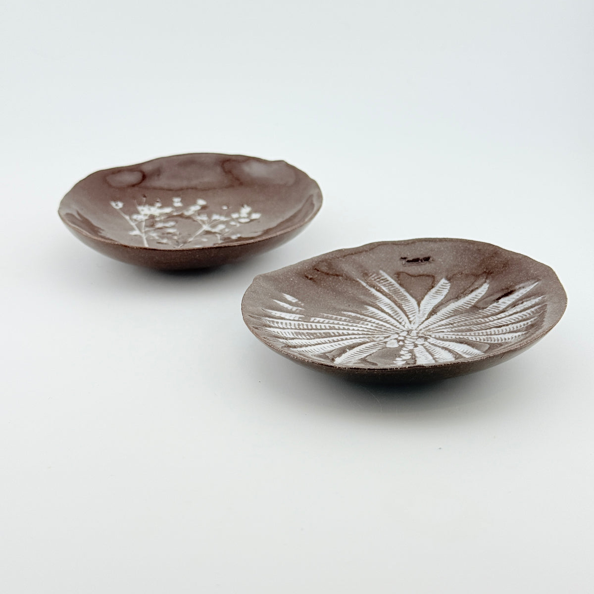 Coupelles en grès rouge sauvage de l’Estérel – Décors végétaux en porcelaine