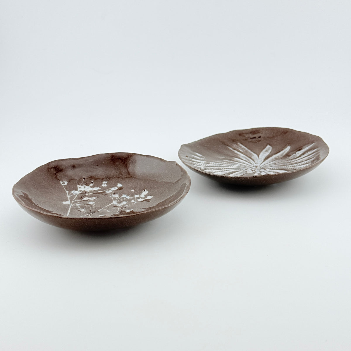 Coupelles en grès rouge sauvage de l’Estérel – Décors végétaux en porcelaine