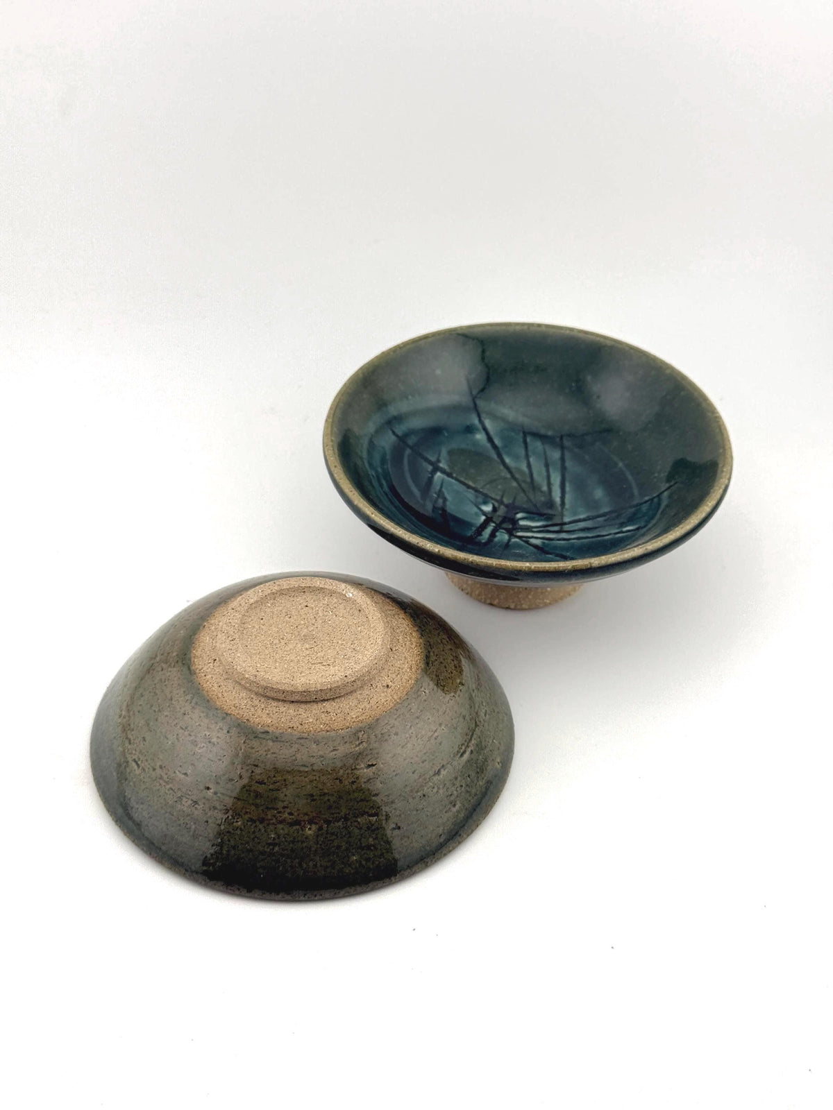 Coupelles artisanales en grès Saint-Amand, engobe de porcelaine et émail céladon vert forestier – Terres.me