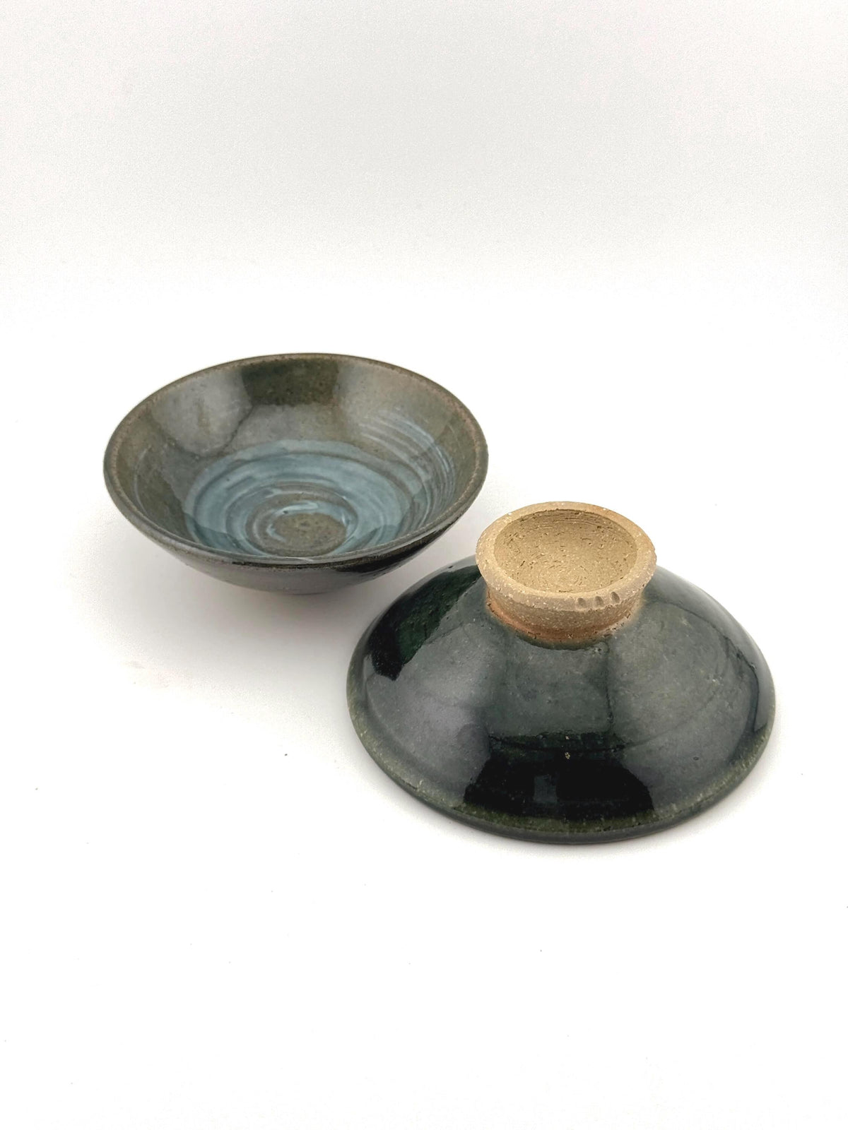 Coupelles artisanales en grès Saint-Amand, engobe de porcelaine et émail céladon vert forestier – Terres.me