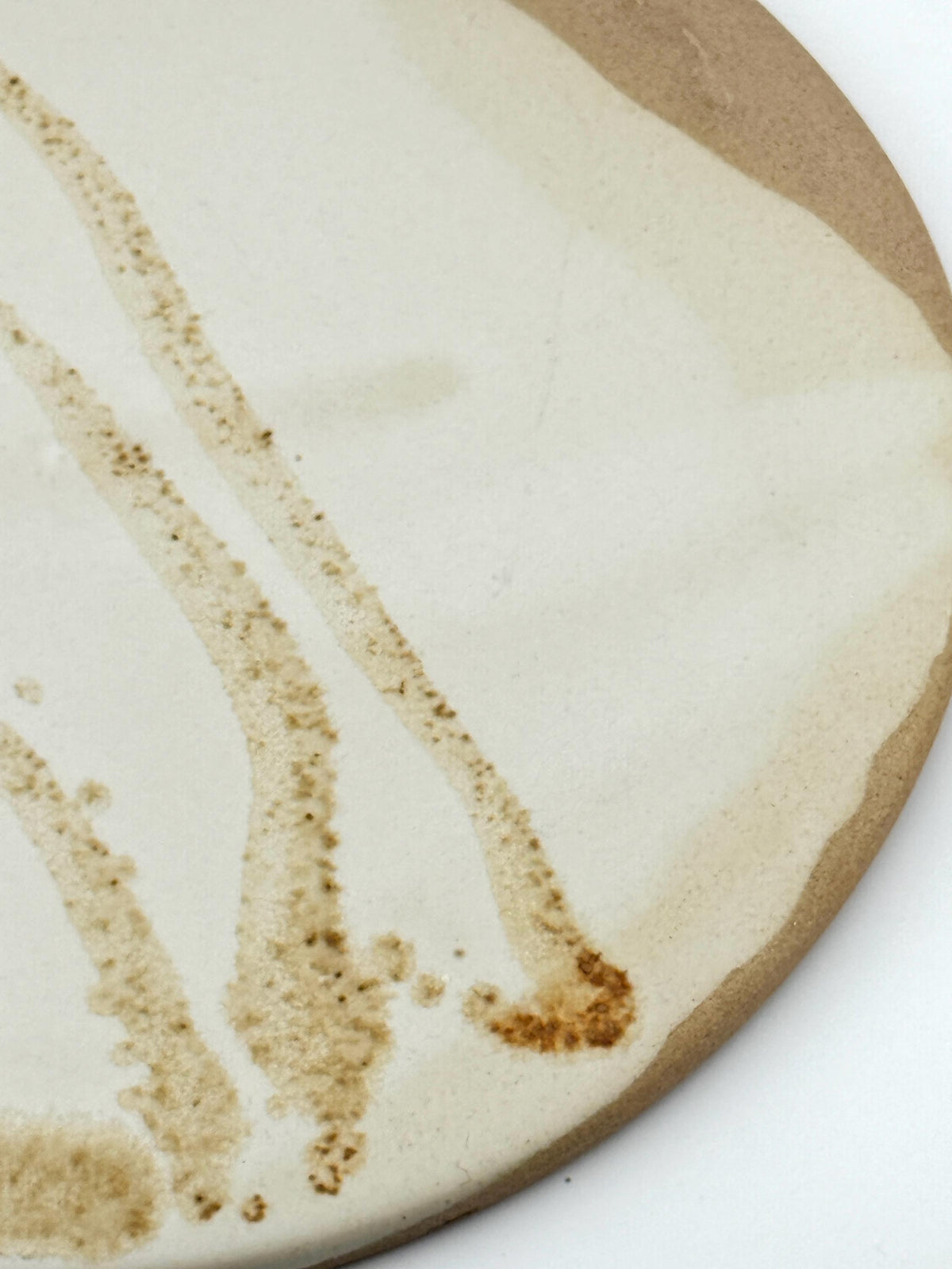 Dessous-de-plat Trace de Terre en grès caramel, décor gestuel – photo 10