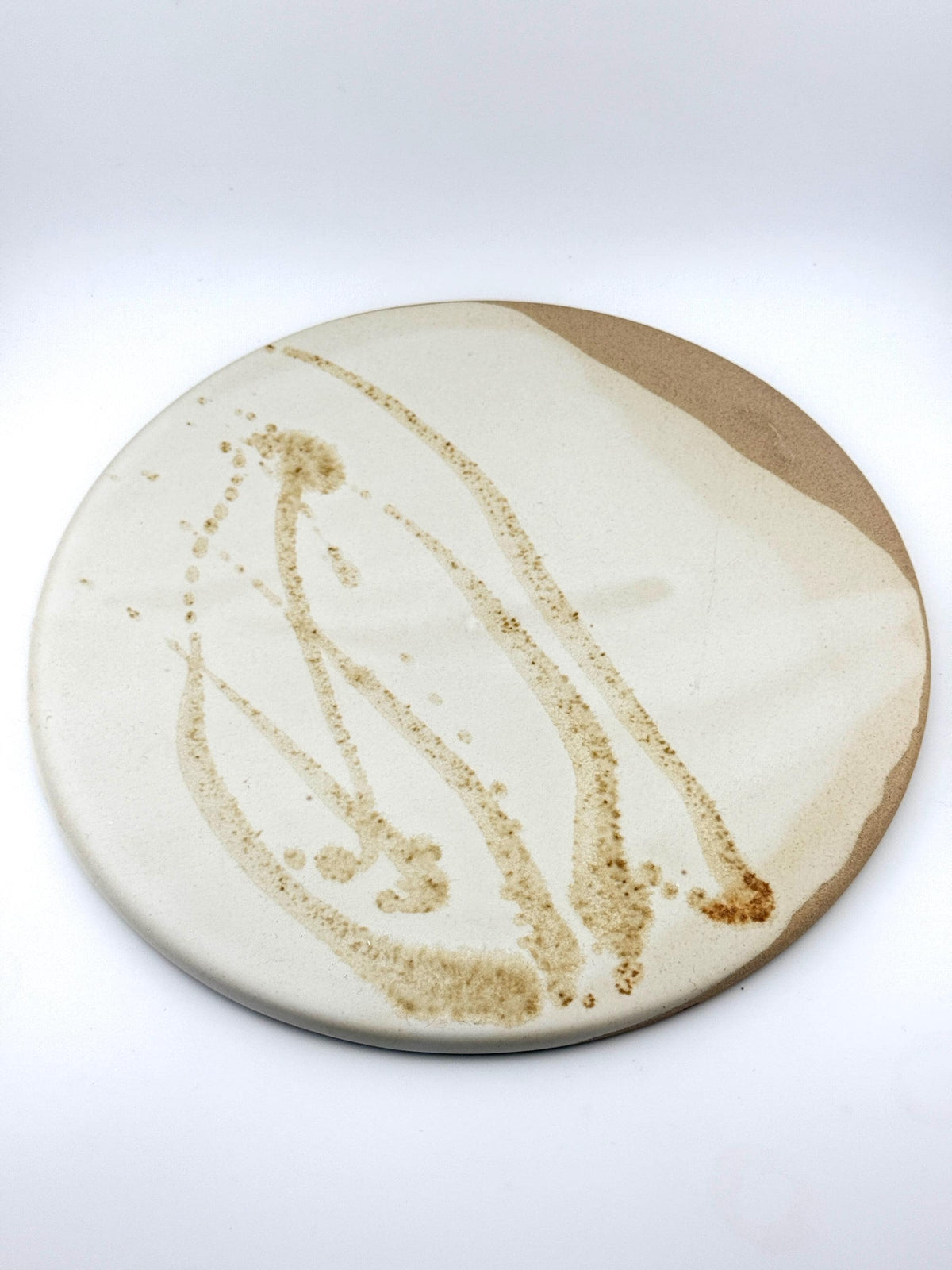 Dessous-de-plat Trace de Terre en grès caramel, décor gestuel – photo 5