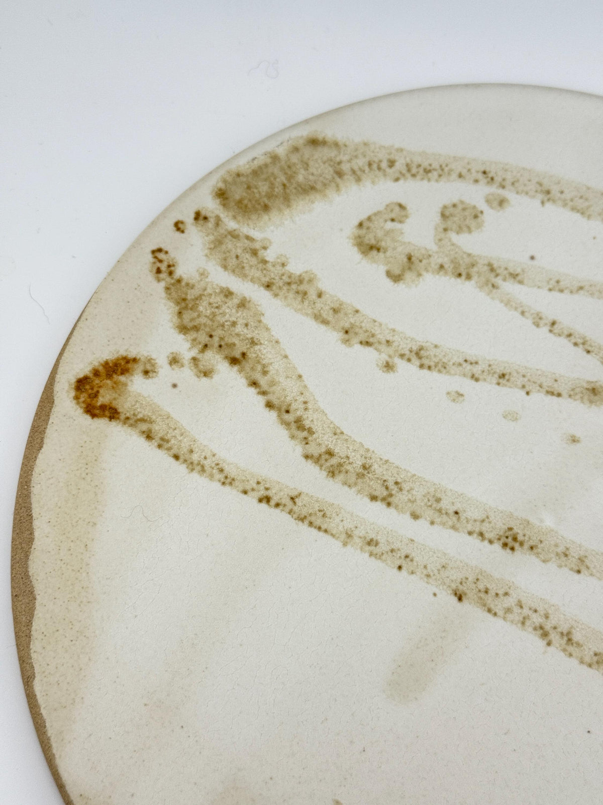 Dessous-de-plat Trace de Terre en grès caramel, décor gestuel – photo 8