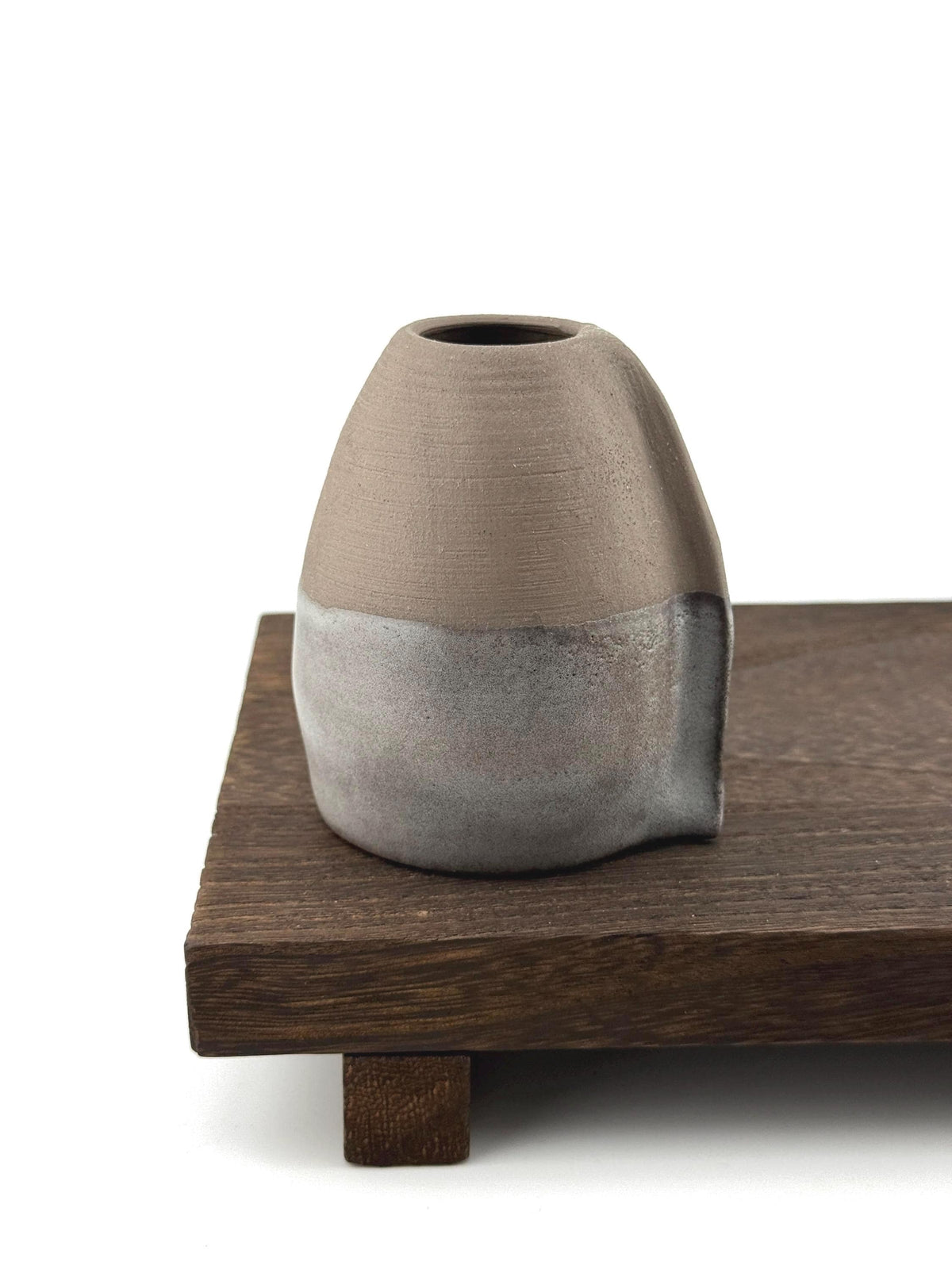 Diffuseur d'huile essentielle VULCAIN en faïence noire, tourné et fait main par Terresme vue de coté posé sur tablette en bois de noyer