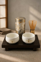 Duo de petits bols matcha en porcelaine blanche à décor libellule, vue 1 sur 10, façonnés à la main par Terresme.