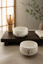 Duo de petits bols matcha en porcelaine blanche à décor libellule, vue 2 sur 10, montrant leurs formes basses.