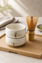 Duo de petits bols matcha en porcelaine blanche à décor libellule, vue 4 sur 10, présentation d’un bol seul.