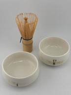 Duo de petits bols matcha en porcelaine blanche à décor libellule, vue 6 sur 10, détail du pied tourné.