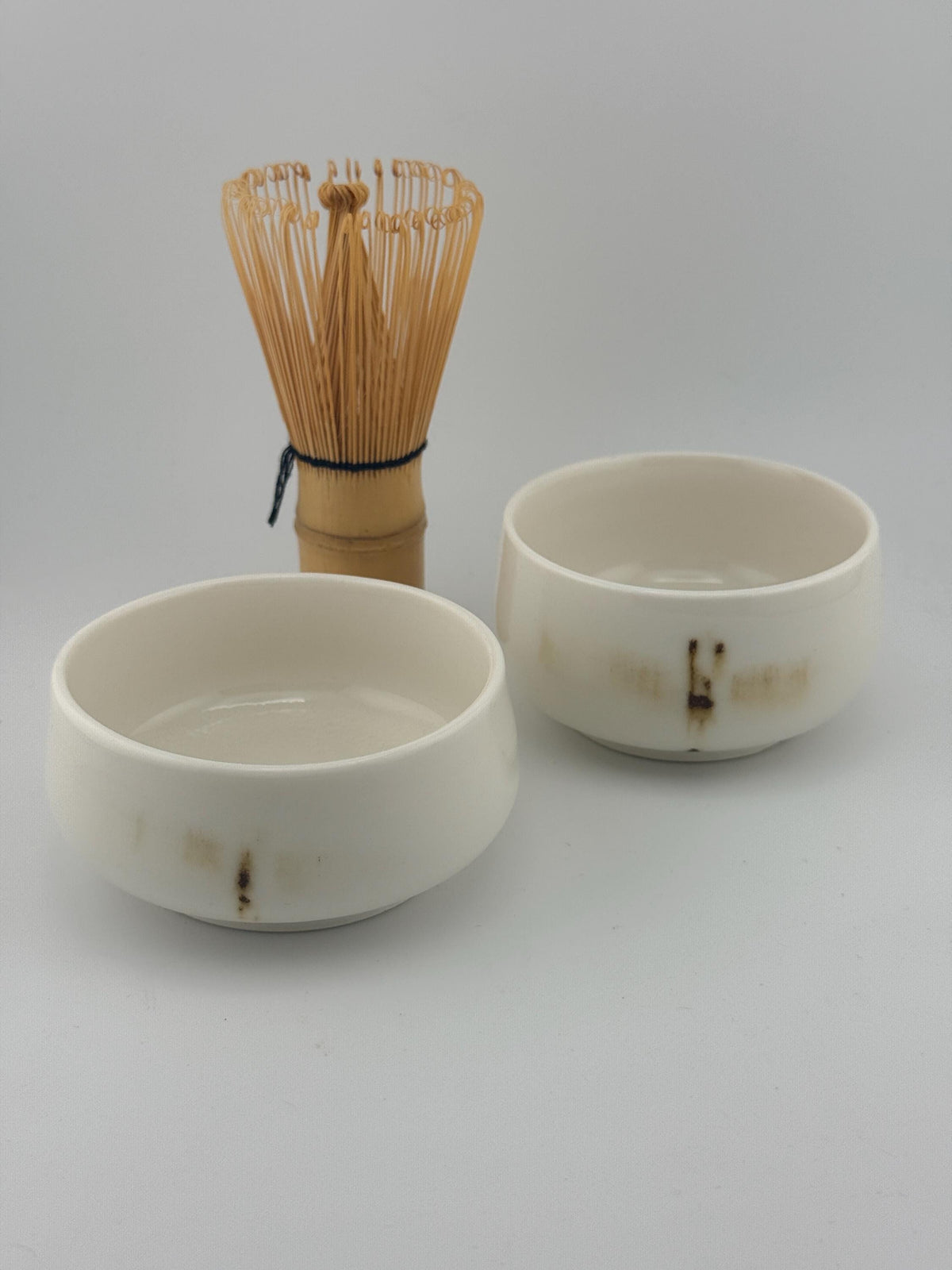 Duo de petits bols matcha en porcelaine blanche à décor libellule, vue 7 sur 10, détail de la couverte brillante.
