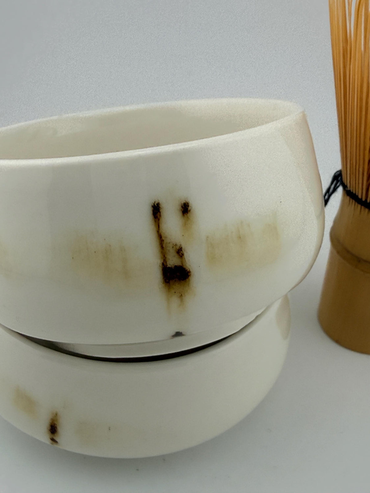 Duo de petits bols matcha en porcelaine blanche à décor libellule, vue 8 sur 10, montrant leur format compact.