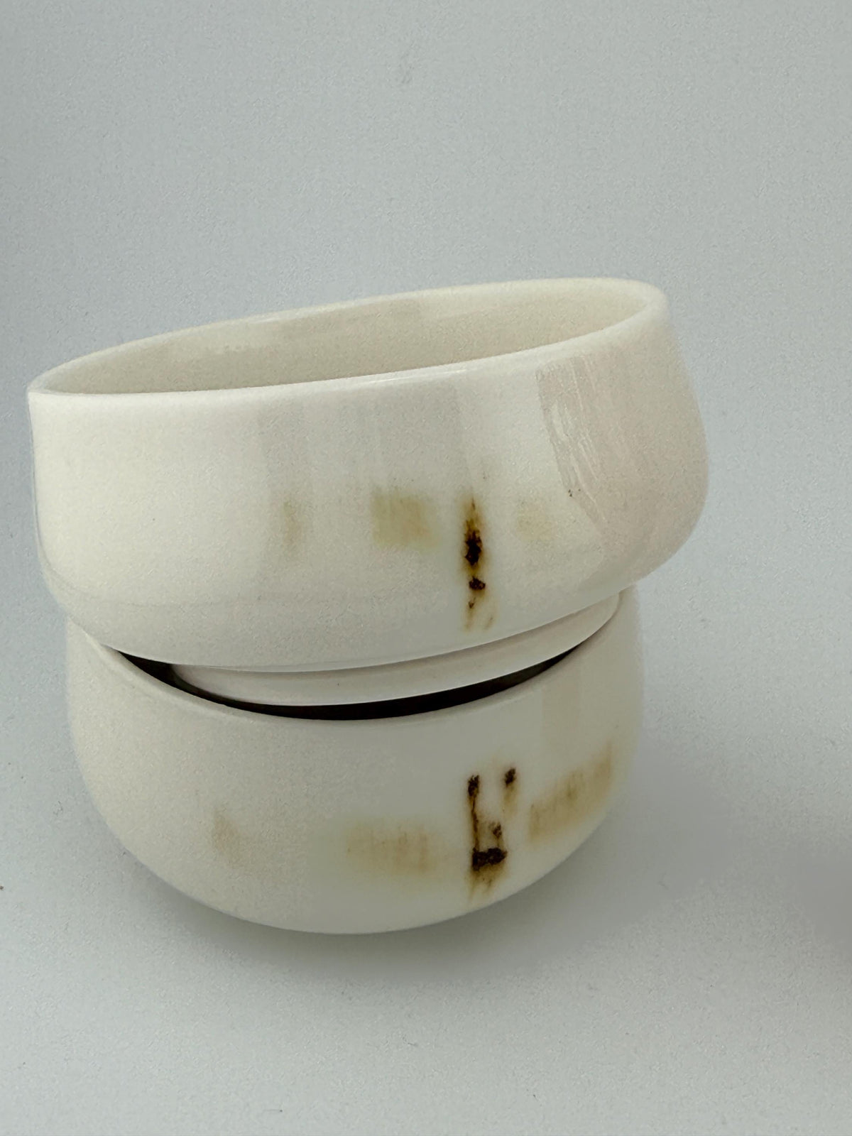 Duo de petits bols matcha en porcelaine blanche à décor libellule posés l'un sur l'autre, vue 9 sur 10, 