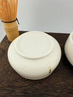Duo de petits bols matcha en porcelaine blanche à décor libellule, détail du pied.