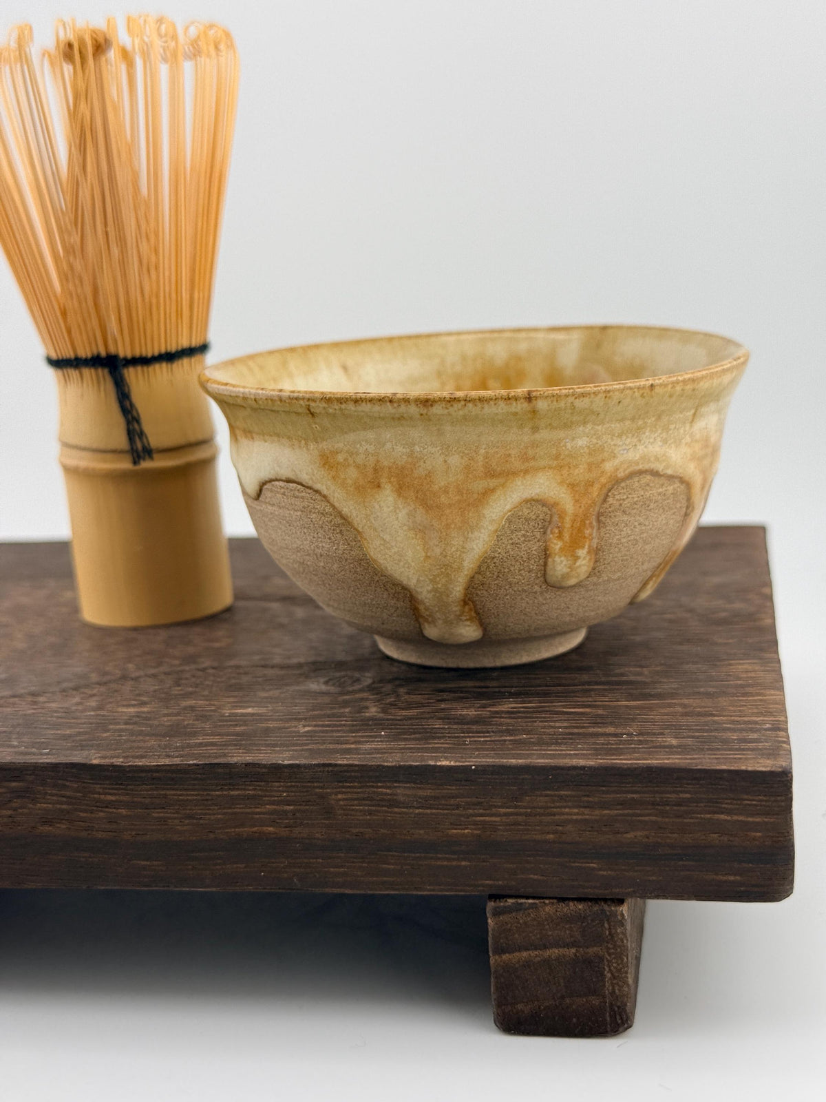 Duo de chawan en grès caramel Toffee, vue 7 sur 10, bols matcha wabi-sabi façonnés à la main par Terresme.