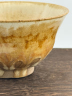 Duo de chawan en grès caramel Toffee, vue 8 sur 10, bols matcha wabi-sabi façonnés à la main par Terresme.