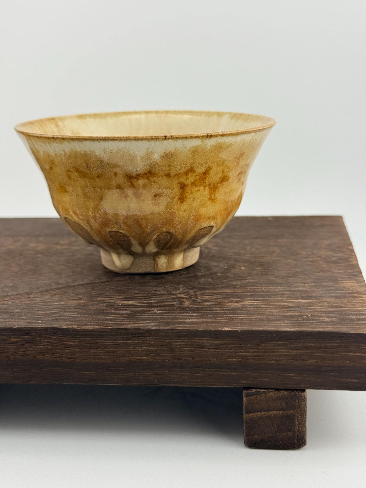 Duo de chawan en grès caramel Toffee, vue 10 sur 10, bols matcha wabi-sabi façonnés à la main par Terresme.